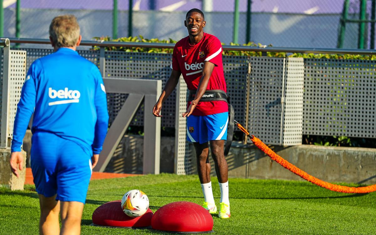 Dembélé, junto a Albert Roca, el preparador físico del Barça, en su retorno a los entrenamientos.