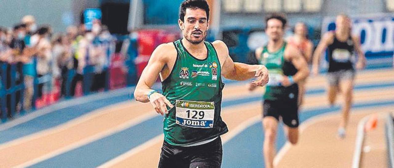 El saltador de Onil Eusebio Cáceres durante uno de sus saltos en el Campeonato de España.