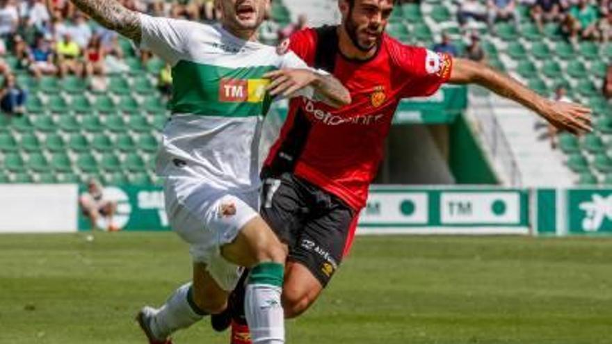 Iván Sánchez pugna por un balón contra un rival del Mallorca, en la primera vuelta.