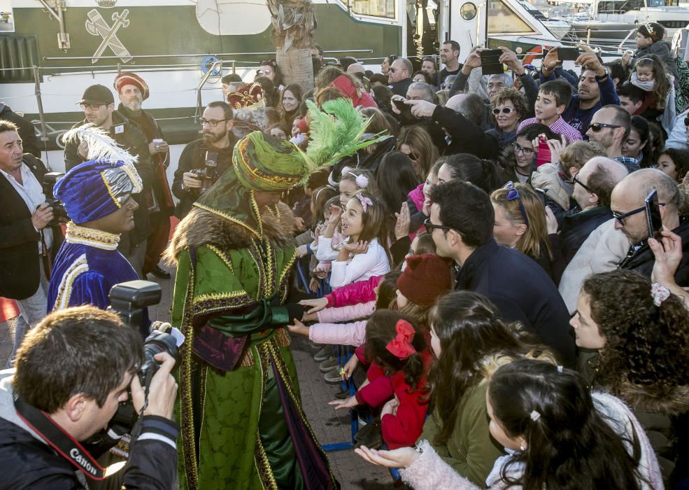 Los Reyes Magos llegan en barco y tocan tierra en las Escaleritas de la Reina.