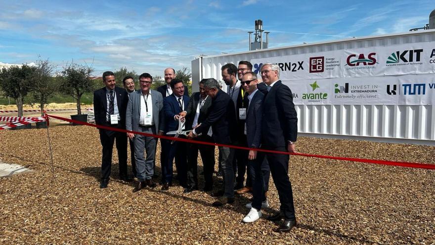 El consejero corta la banda de inauguración de las instalaciones de Miajadas junto a la empresa y a los inversores.