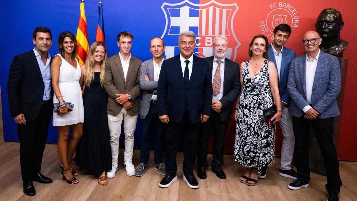 Joan Gamper con los representantes de la familia Gamper en el Palco de Montjuïc