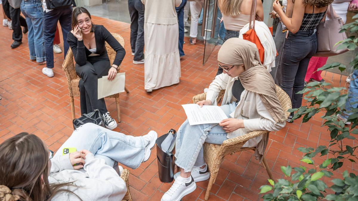 Descanso en la selectividad 2024 en el Campus Ciutadella de la UPF.