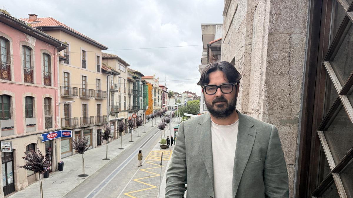 Enrique Riestra en el balcón del Ayuntamiento de Llanes.