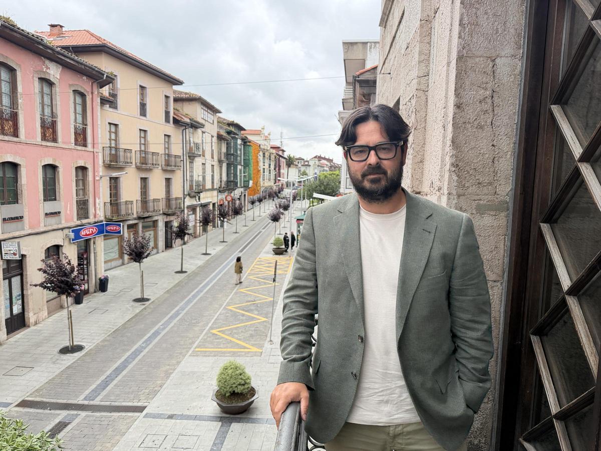 Enrique Riestra en el balcón del Ayuntamiento de Llanes.