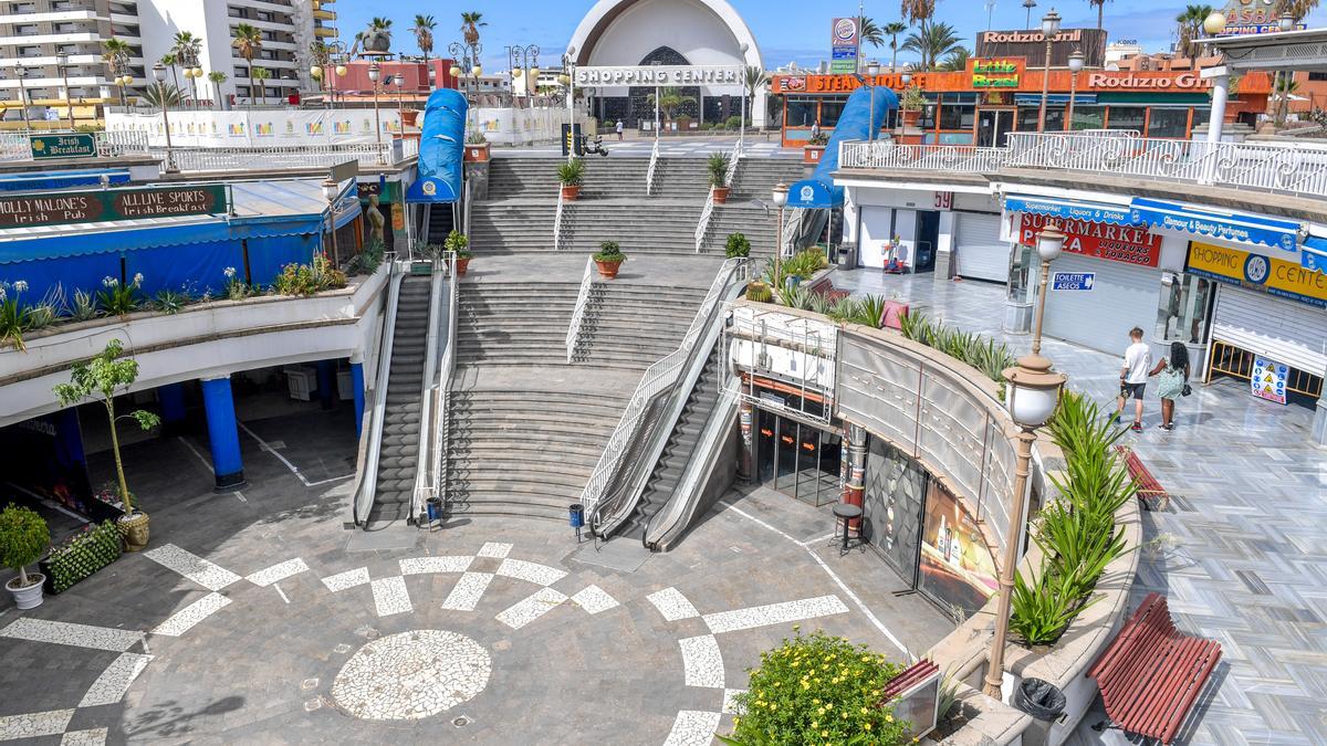 Estado de abandono de los centros comerciales del sur de Gran Canaria