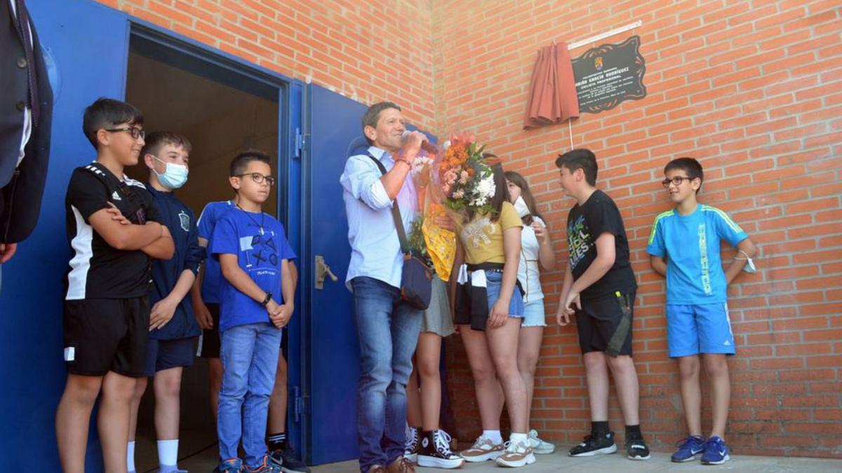 Fabián, con sus alumnos, tras recibir sus regalos. | E. P.