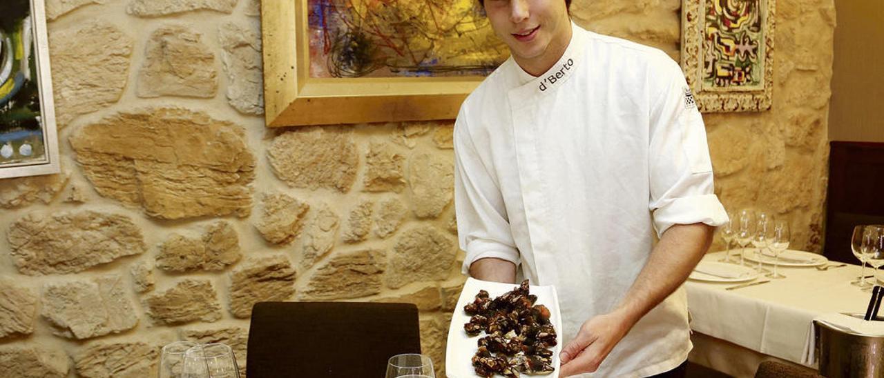 David, del restaurante D&#039;Berto de O Grove, con unos sabrosos percebes. // Miguel Muñiz