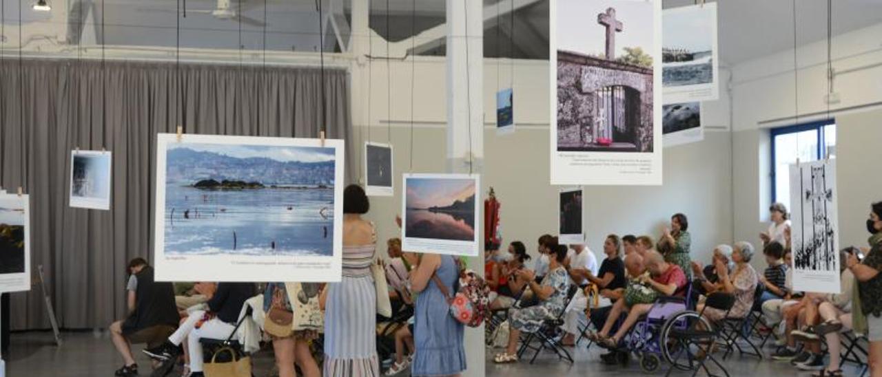 La exposicion se inauguró ayer en la planta alta de la plaza de abastos de Moaña.   | // G.NÚÑEZ