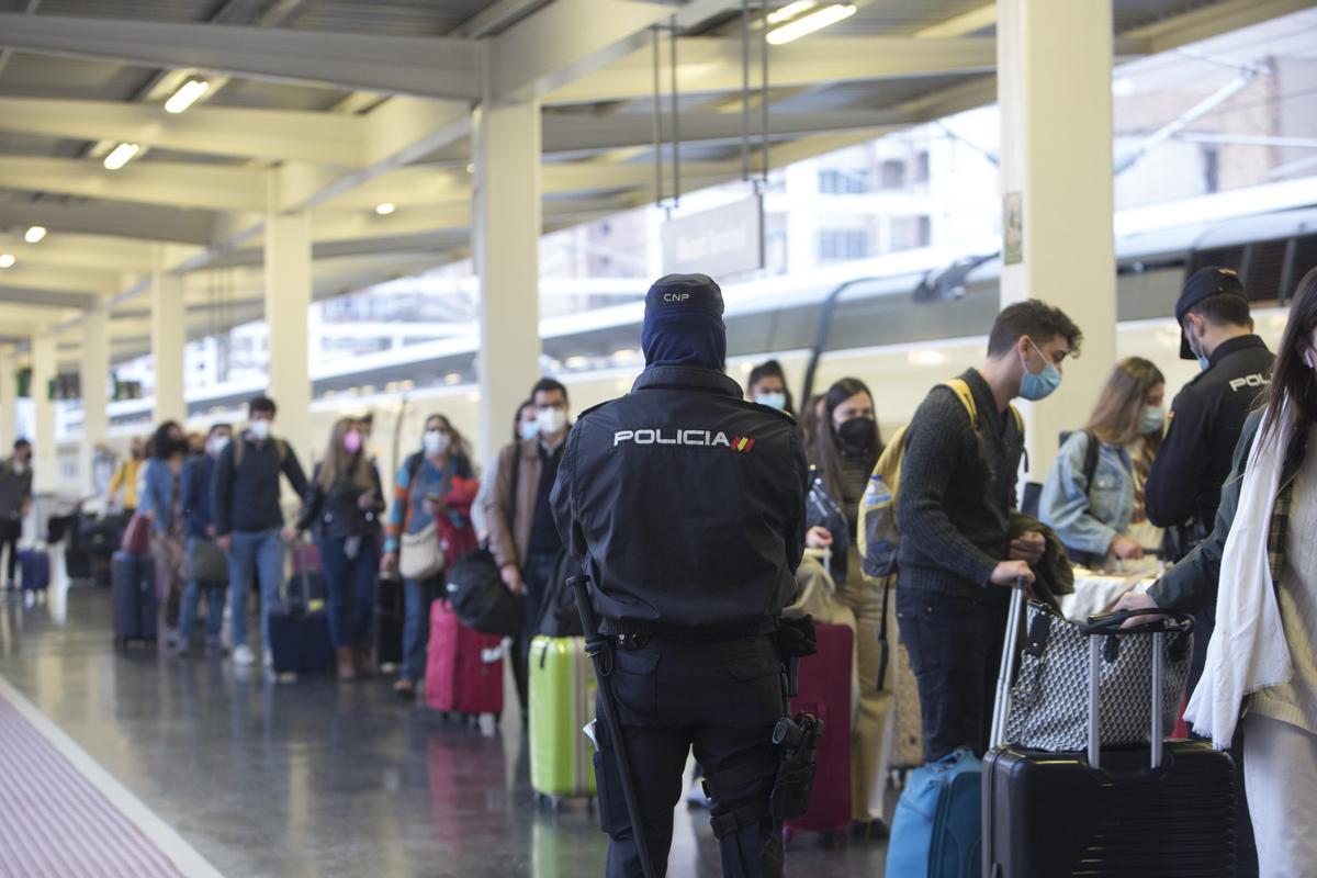 Controles de la Policía Nacional en la estación de Renfe en Alicante Controles de la Policía Nacional en la estación de Renfe en Alicante