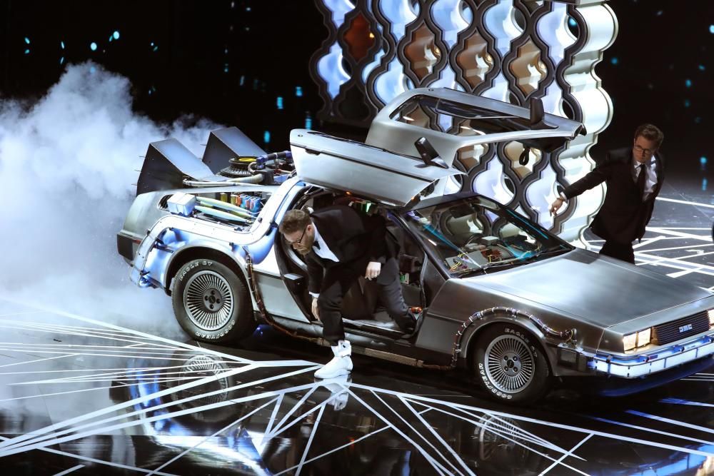 Seth Rogan y Michael J. Fox llegan en DeLorean al escenario de los Premios Oscars.