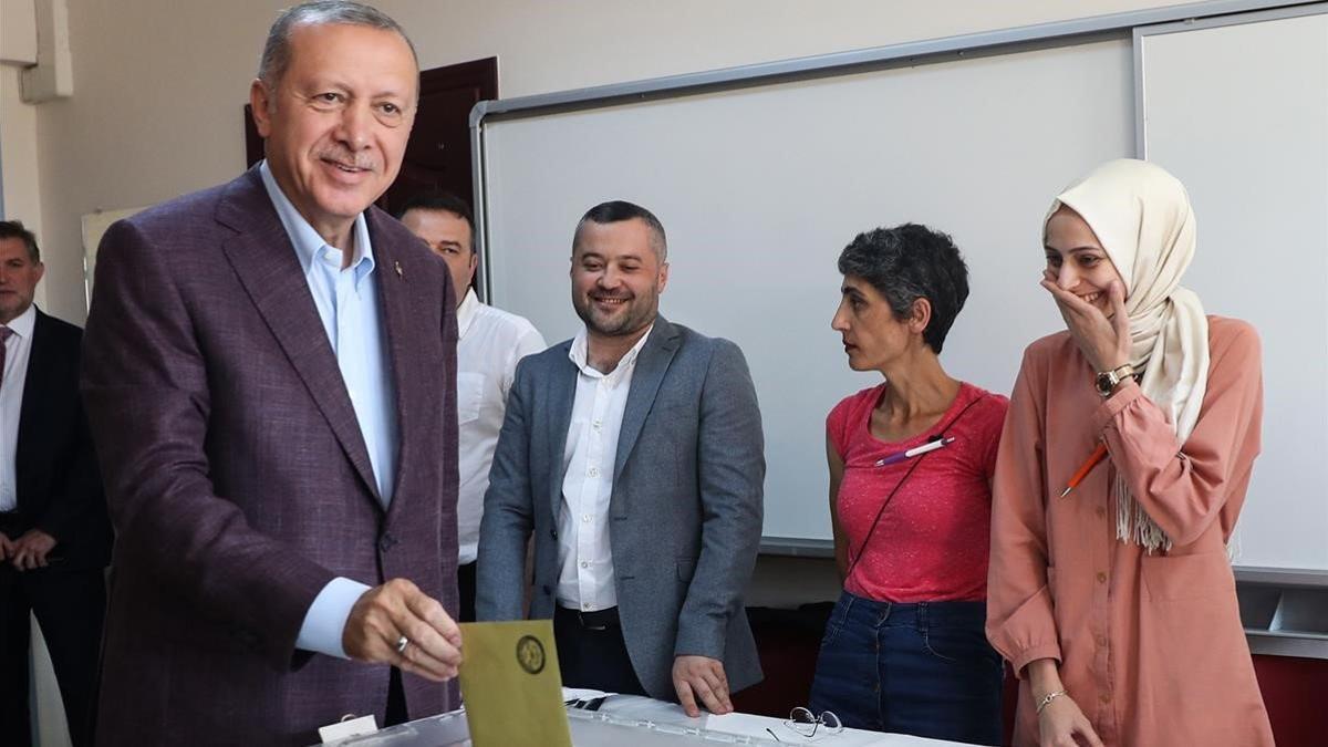 El presidente Erdogan en el momento de ejercer la votación.