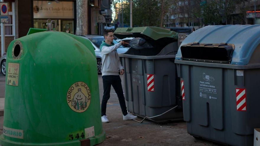 Un vecino tira sus residuos orgánicos al contenedor. | LOYOLA PÉREZ DE VILLEGAS