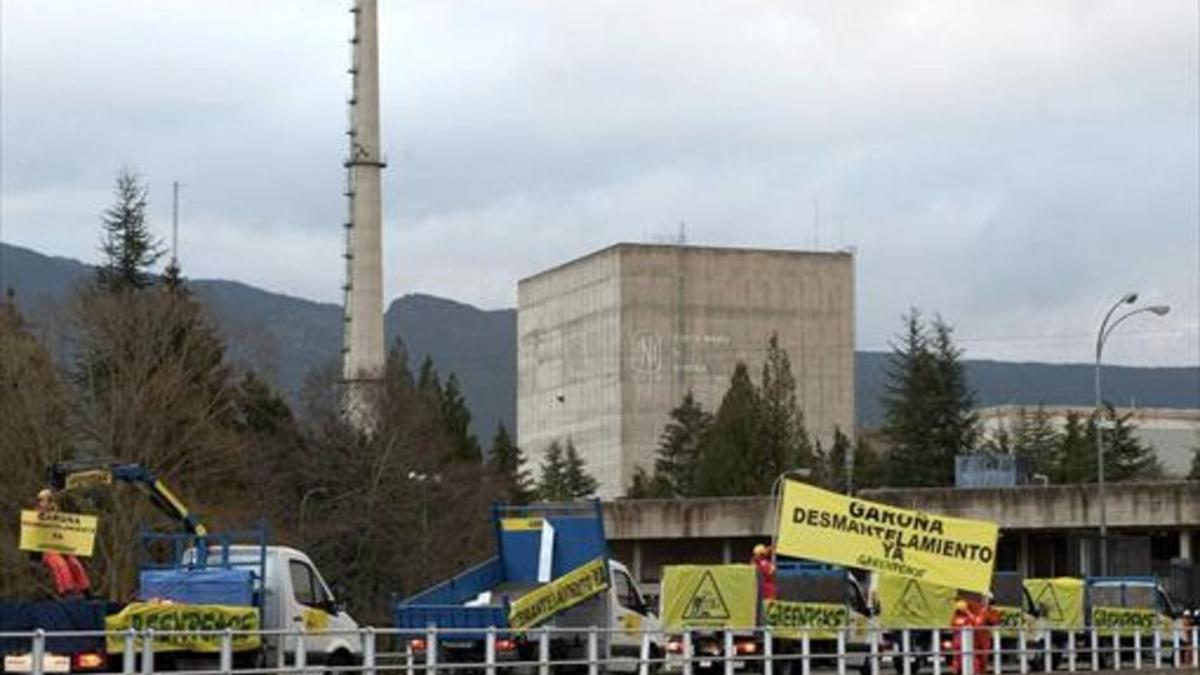 Protesta de Greenpeace ante la central nuclear de Garoña, en el 2014.
