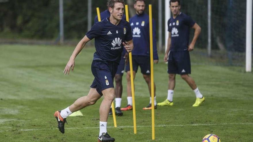 Carlos Hernández, en primer término, con Valentini y Linares al fondo.