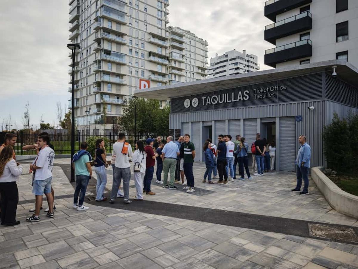 Colas en las taquillas del Roig Arena antes del partido