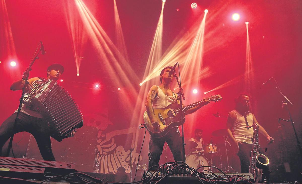 La Maravillosa Orquesta del Alcohol (M.O.D.A.) en concierto.