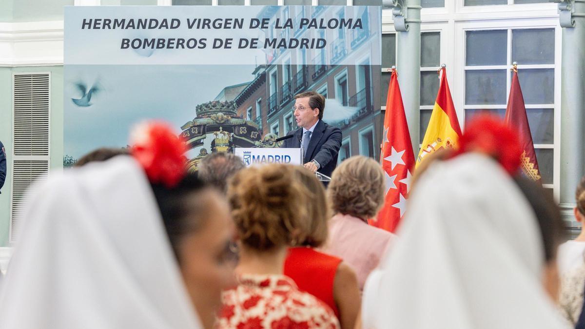 El alcalde de Madrid, José Luis Martínez-Almeida, interviene durante el acto de entrega de las ‘Palomas de Bronce de Bomberos de Madrid 2026’, en el Centro Cultural Casa del Reloj, a 15 de agosto de 2026, en Madrid (España). Coincidiendo con la festividad