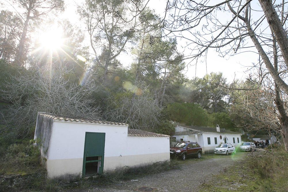 Imágenes de 2011 y 2009 del Polvorín de Santa Gertrudis antes de que fuese vendido por el Consell de Ibiza a manos privadas.