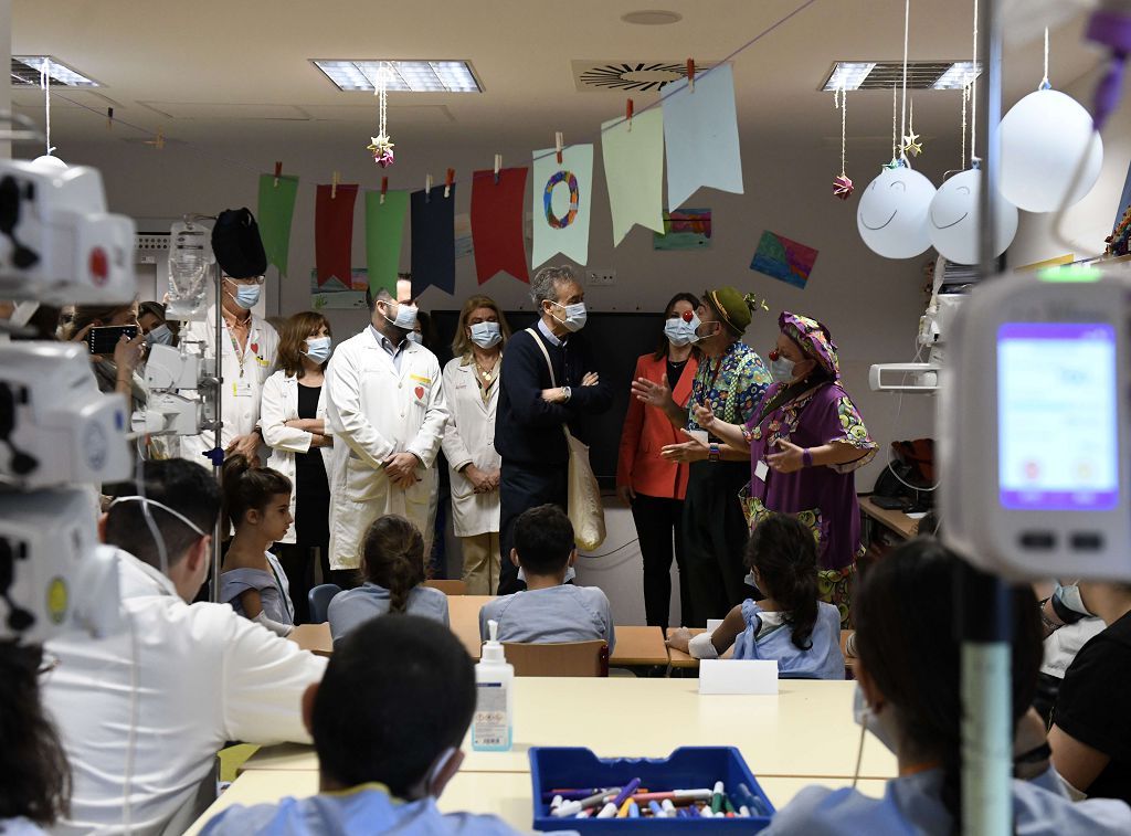 Pedro Cano lleva la pintura a Oncología Infantil de la Arrixaca