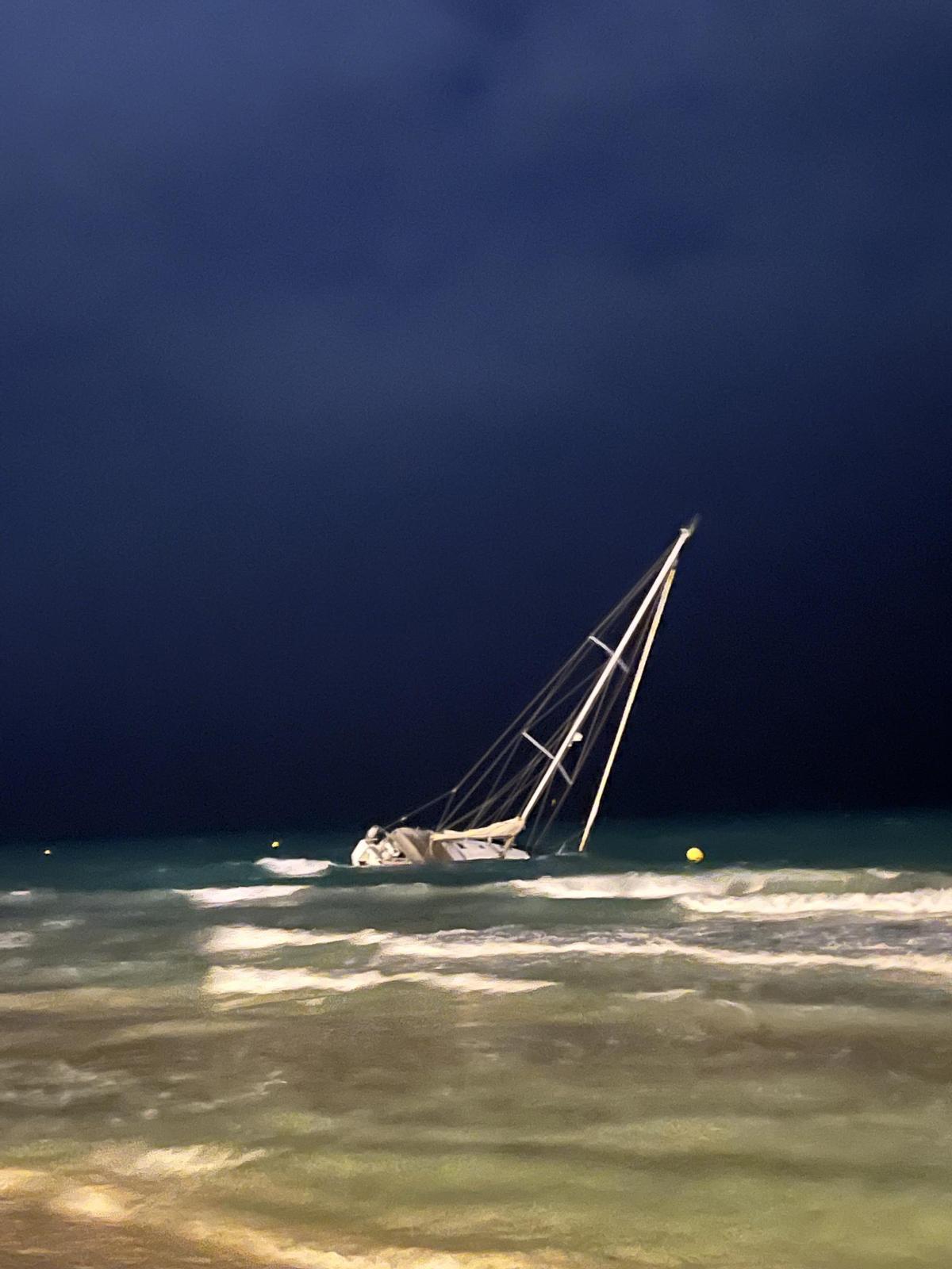 Segelboot am Strand von Cala Millor gekentert