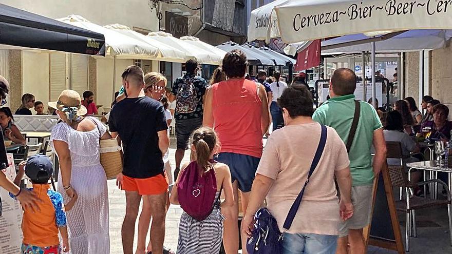 Imagen tomada ayer en una calle de O Grove, un pueblo que este verano vuelve a estar a tope de turistas. |   //  FDV