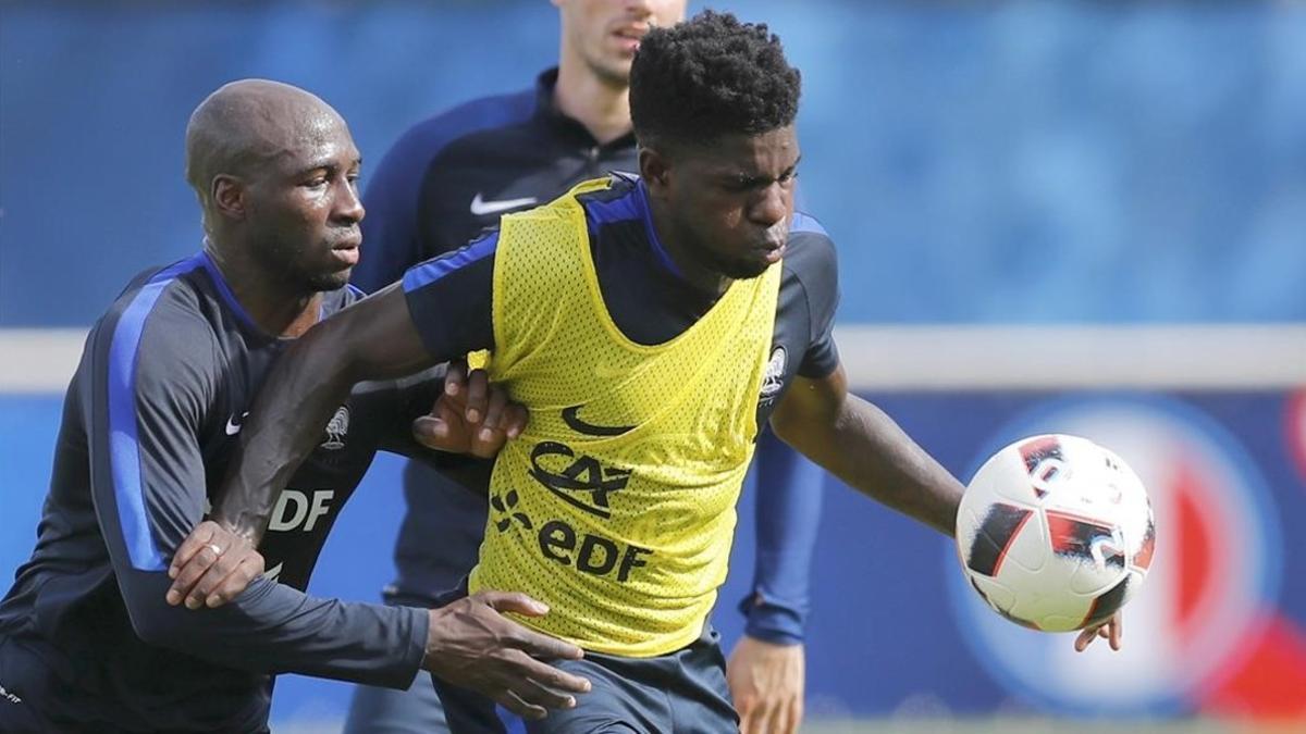 Umtiti, en primer plano, en un entrenamiento de la selección francesa en el Europeo