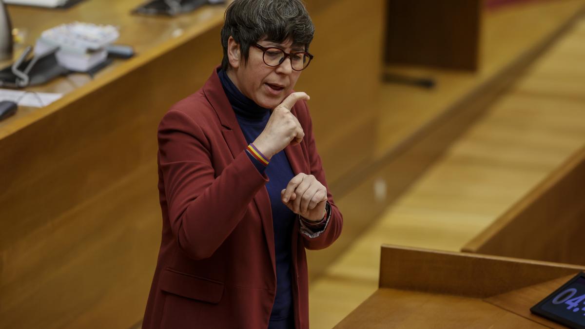 La síndica de Unides Podem, Pilar Lima, interviene en el pleno.