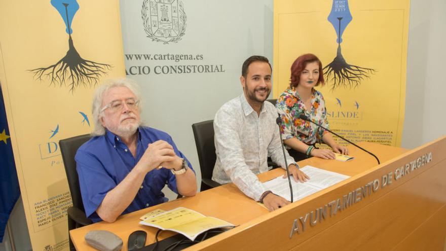 El concejal de Cultura, David Martínez (c), junto al poeta Antonio Marín (i) y la poetisa Mery Salem (d).