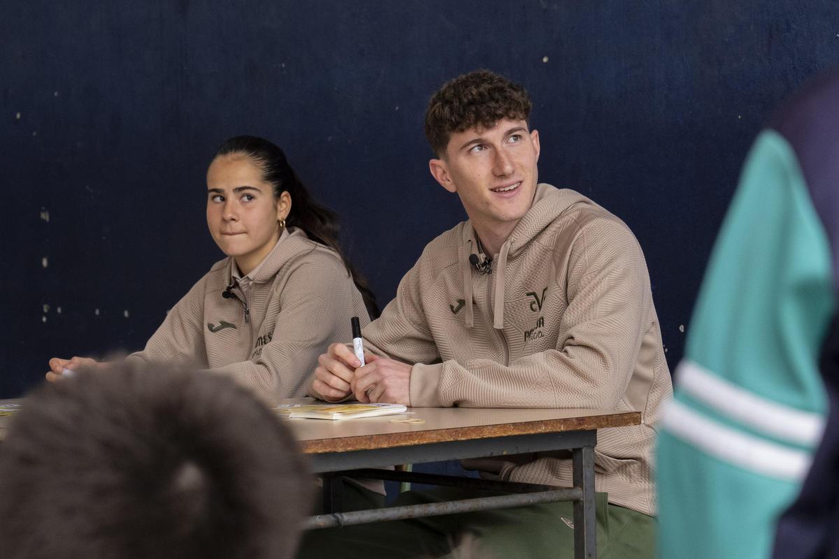 Los jugadores del Villarreal Pau Navarro y Luna Figols ha visitado el colegio Villa Fátima de Burriana gracias a la actividad ‘Una Estrella en Tu Cole’.