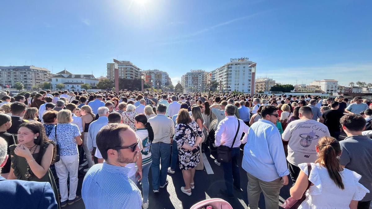 La multitud con la Virgen.