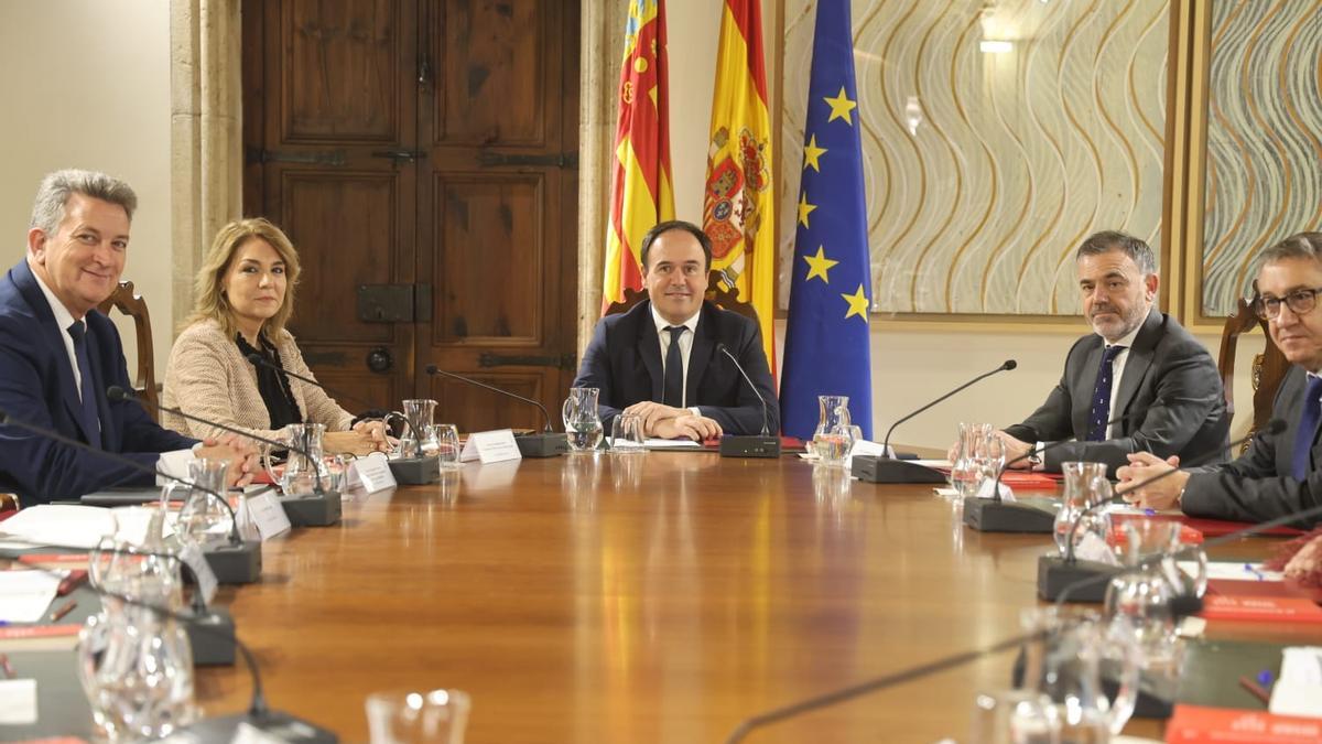 Llorca preside el primer pleno del Consell.