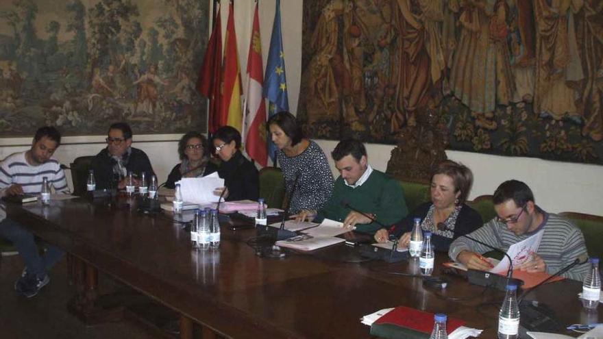 Concejales del equipo de Gobierno socialista durante la celebración de un pleno ordinario. Foto