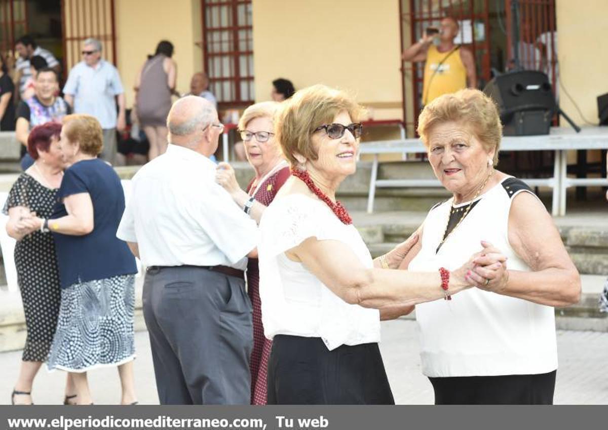 Paella monumental y baile de la tercera edad en la Panderola