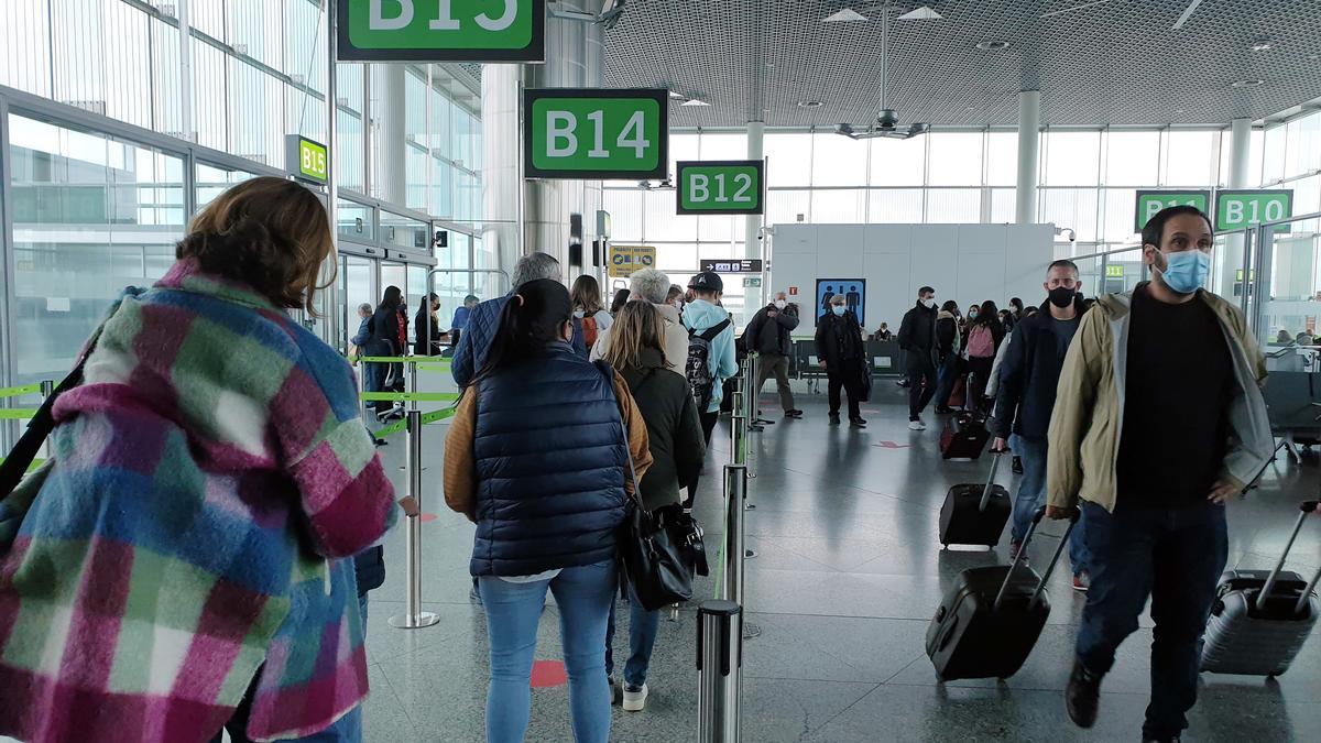 Pasajeros en el aeropuerto de Lavacolla