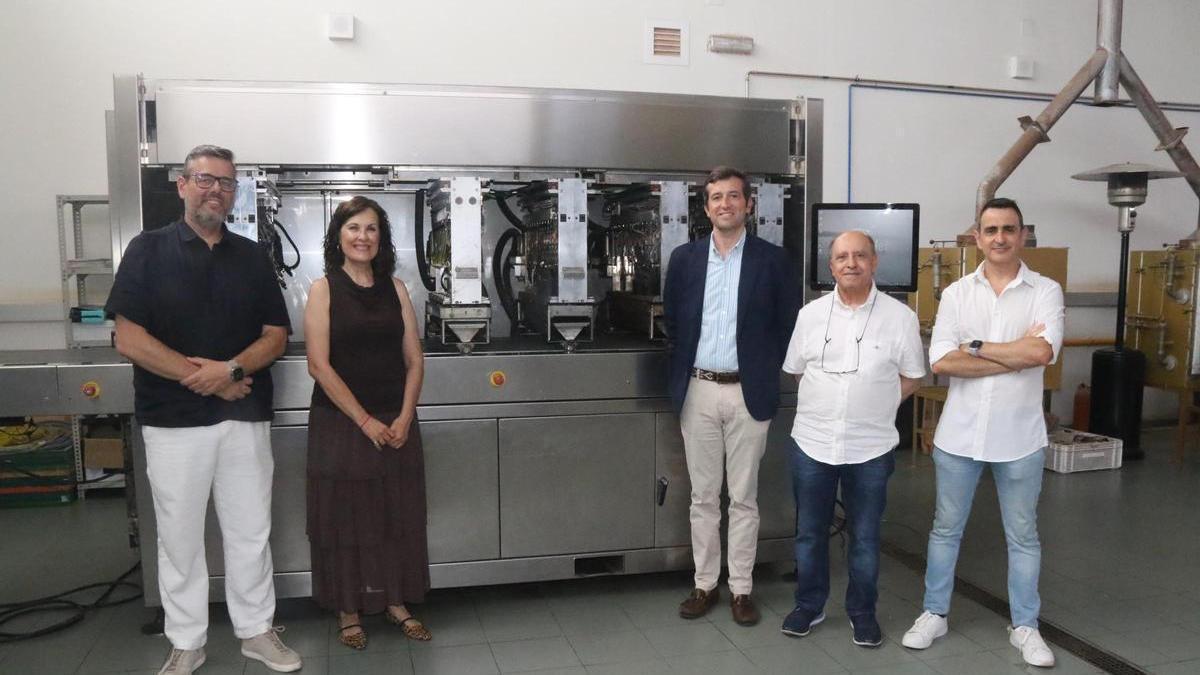 Foto de familia del acto de entrega a la Escal de la máquina donada por Pamesa.