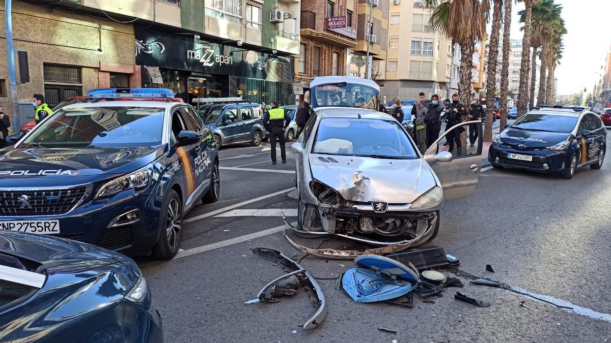 El vehículo estrellado tras la persecución policial en Alicante.
