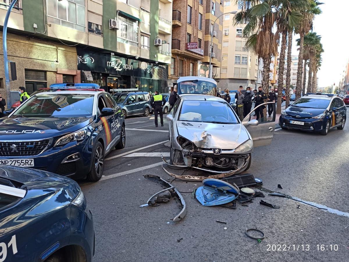 El vehículo estrellado tras la persecución policial en Alicante.