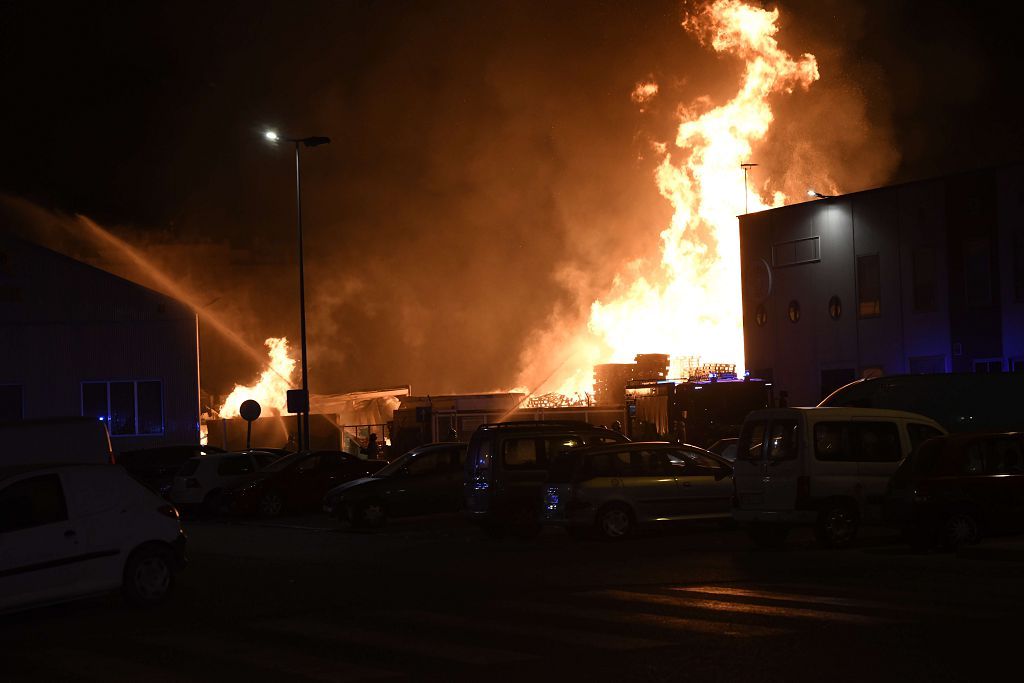Estas son las imágenes que el aparatoso incendio de Puente Tocinos ha dejado este sábado