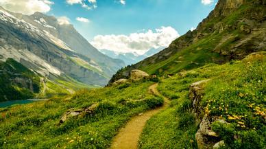 La ruta de senderismo más bonita del interior de España te lleva a través de una sierra icónica con una cascada de 15 metros de altura