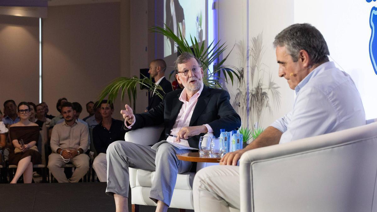 El expresidente del Gobierno, durante su charla con el presidente del PP en Ibiza, José Vicente Marí.
