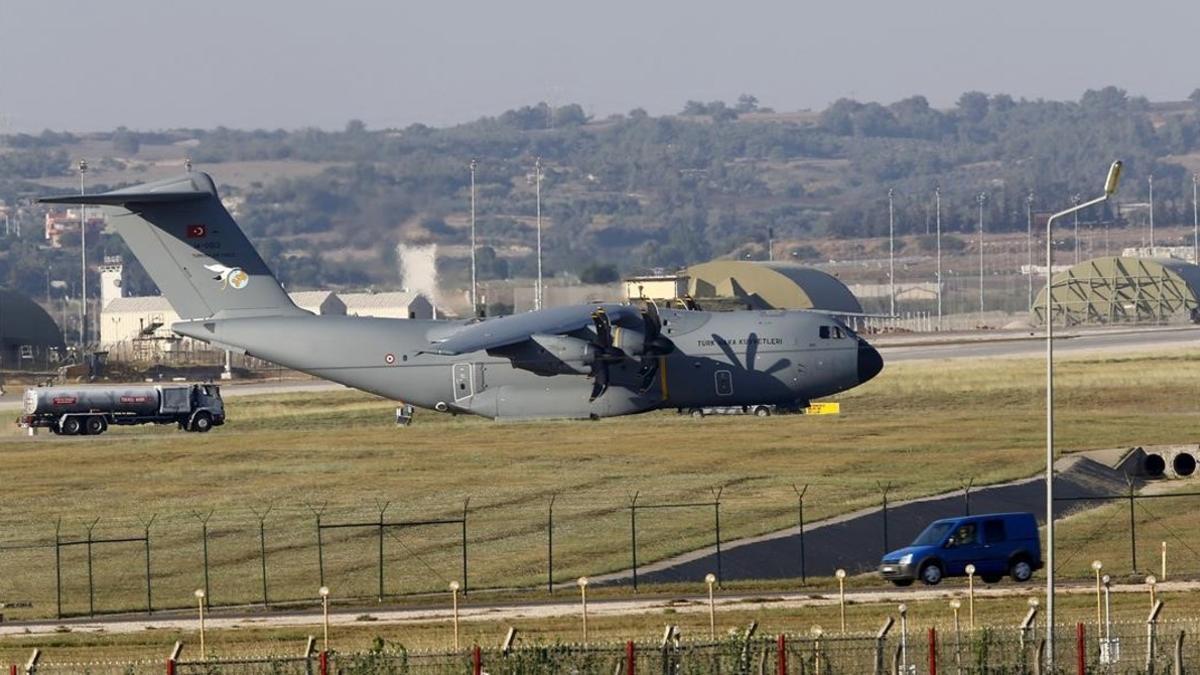 Un avión militar de transporte turco, aparcado en la base aérea de Incirlik, en la ciudad sureña de Adana, en julio del 2015.