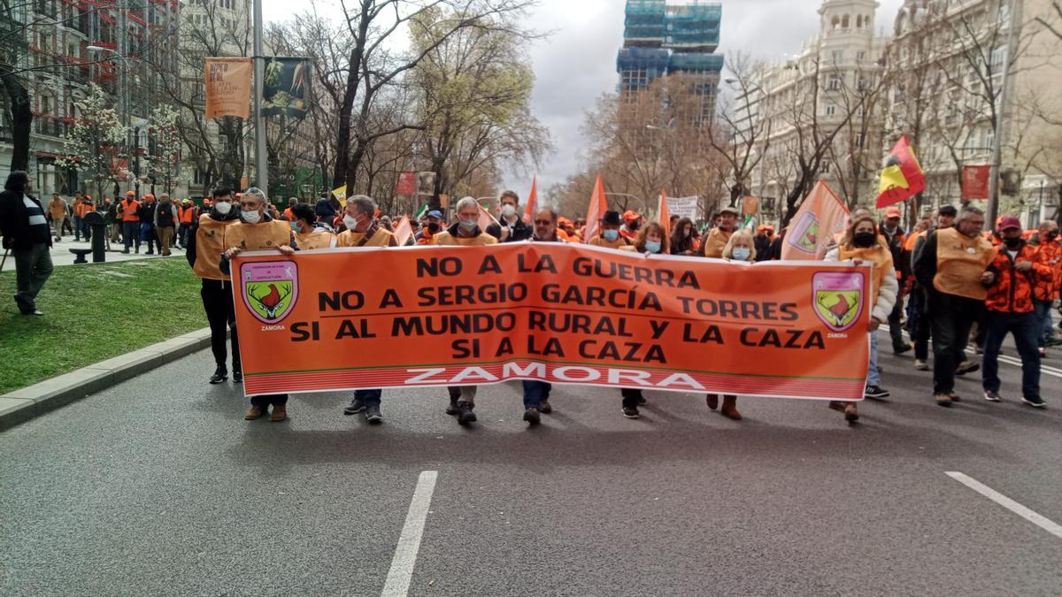 &quot;No a Sergio García Torres&quot;, uno de los mensajes de la pancarta de la Delegación Provincial de Zamora de la Federación de Castilla y León de Caza en la manifestación del mundo rural en Madrid. .