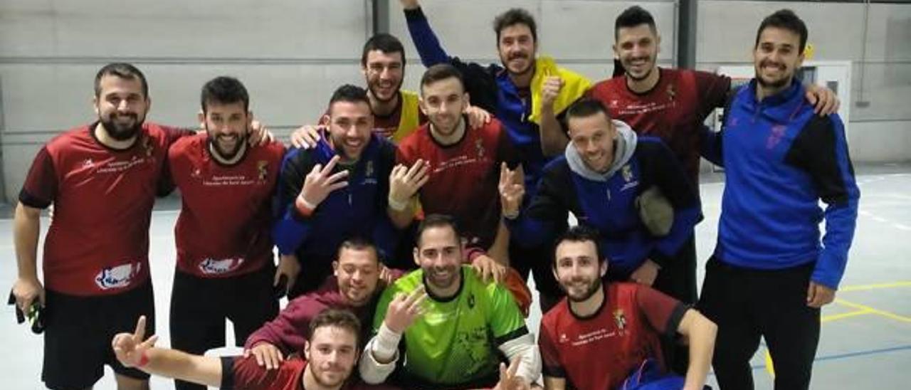 El equipo saforense celebra su triunfo ante el CD Llosa en el partido del sábado en Llocnou.