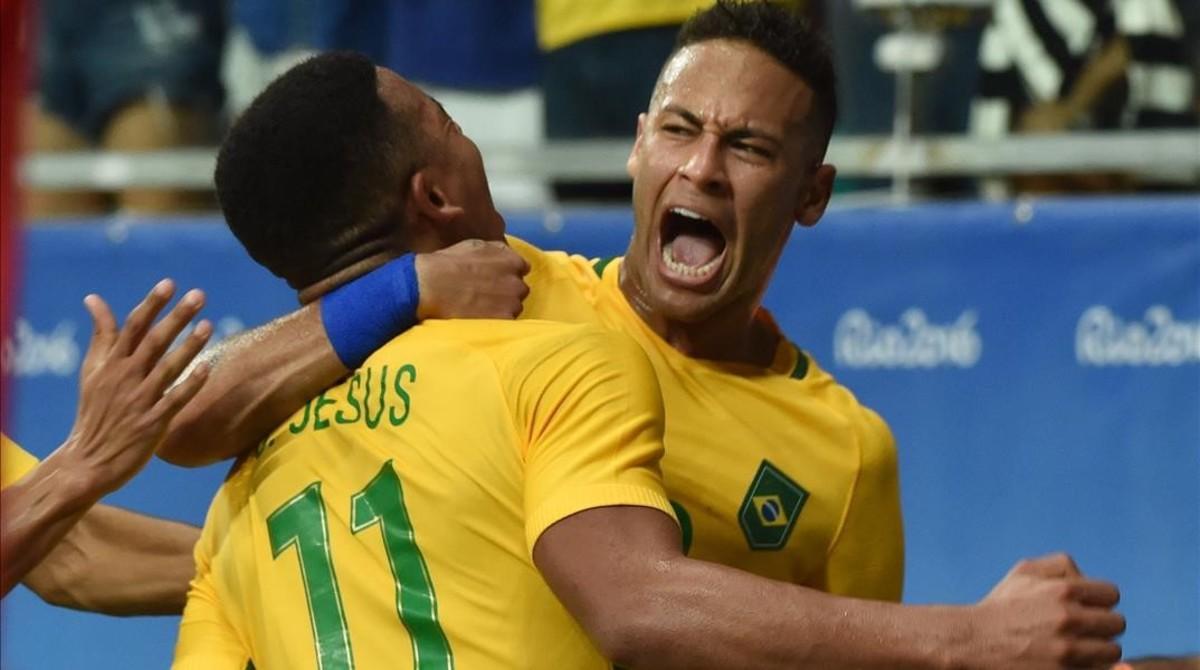 jcarmengol35058312 topshot   gabriel jesus  l  of brazil celebrates with teamma160811050222