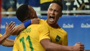 Neymar se abraza con Gabriel Jesús en el partido contra Dinamarca.