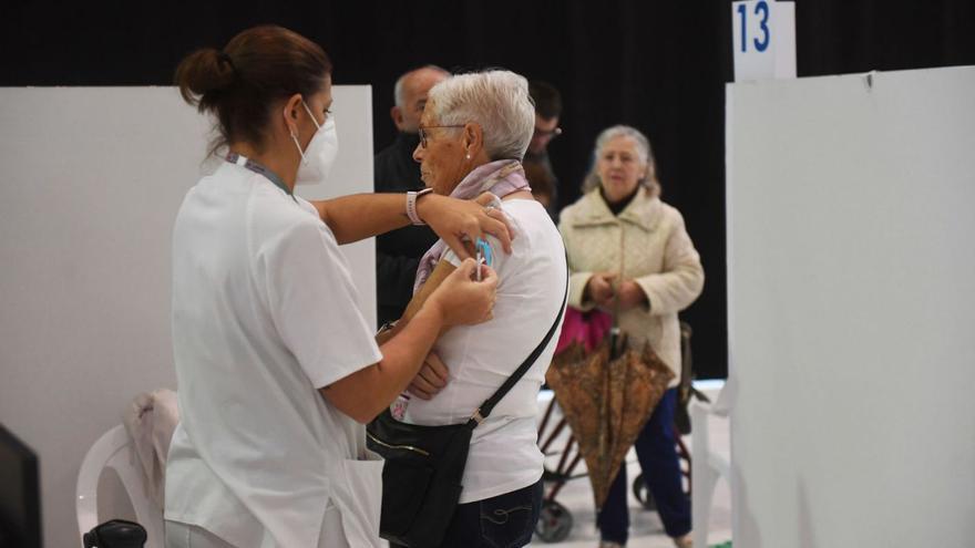 La vacunación contra la gripe de mayores en Galicia cae por primera vez en ocho años