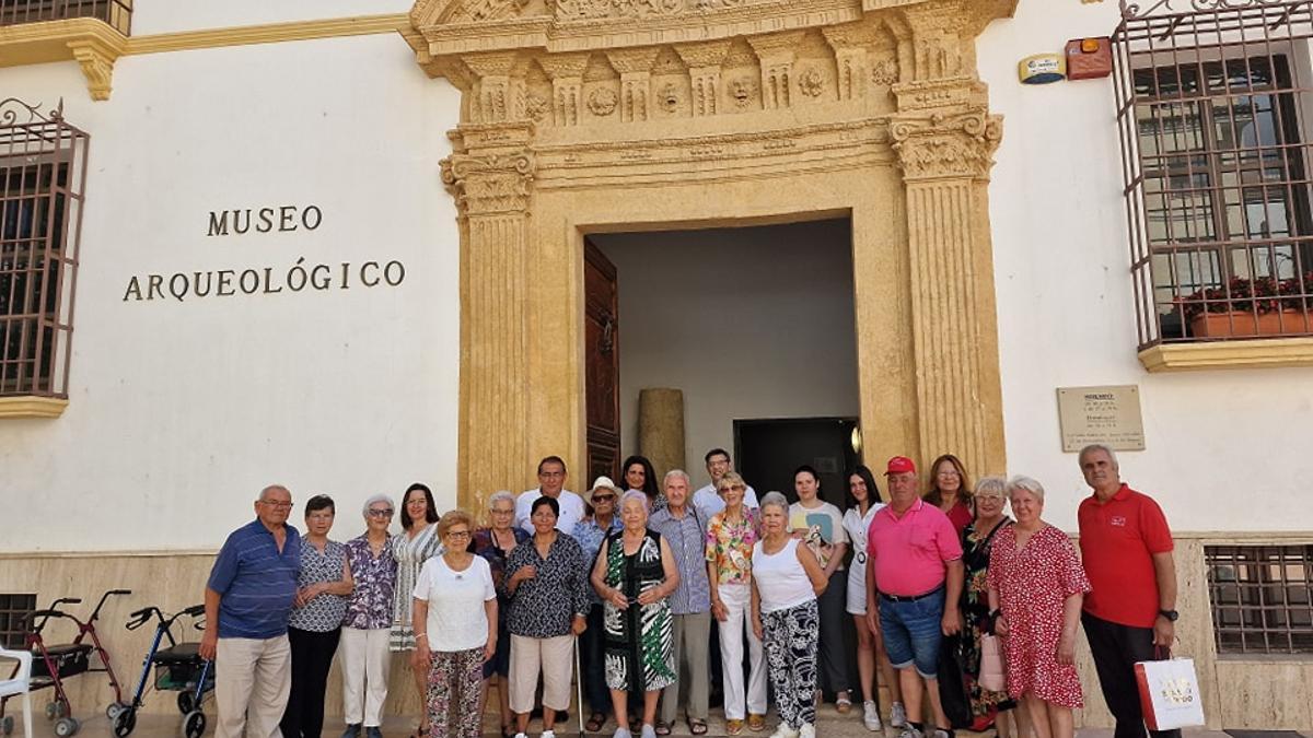 Participantes de la Escuela de Verano Sénior en una visita al Museo Arqueológico de Lorca.