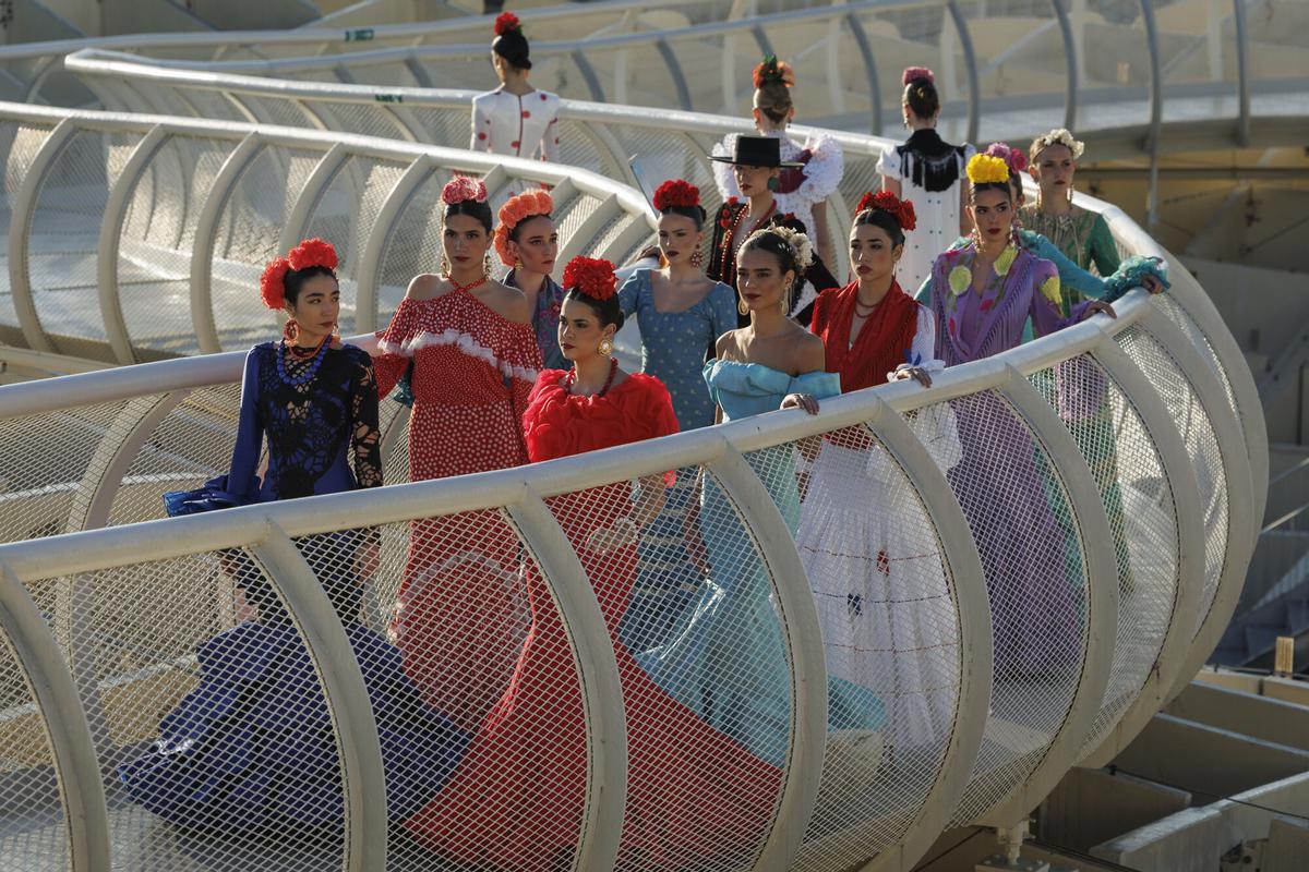 óvenes vestidas con trajes de flamenca de varios diseñadores desfilan este lunes por el mirador de Las Setas de Sevilla durante la presentación de la Semana Internacional de la Moda Flamenca (SIMOF) en su edición de 2026
