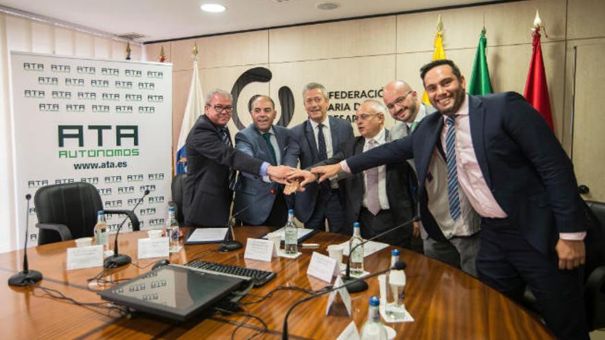 Representantes de la CCE y ATA durante la firma del acuerdo de integración